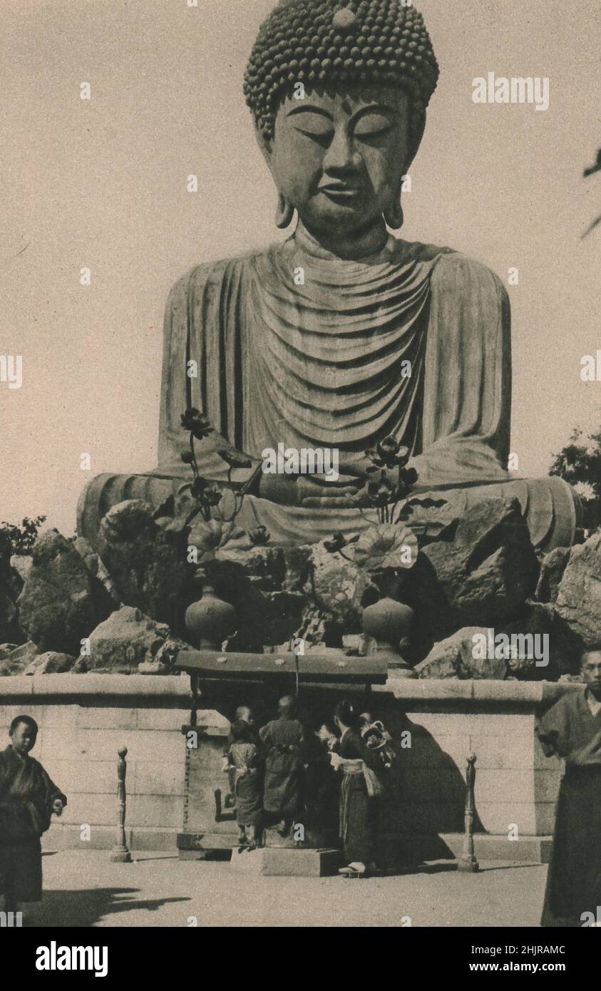 In den Bezirken des Nofukuji-Tempels in der Nähe von Kobe sitzt dieser große bronzene Buddha mit gekreuzten Beinen in ständiger Kontemplation. Japan (1923) Stockfoto