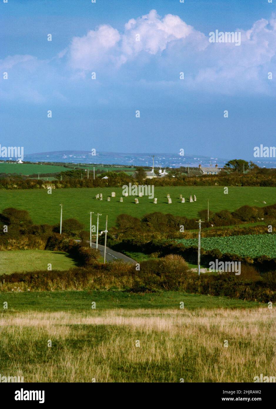 Looking E at Merry Maidens Stone Circle, Boleigh, Cornwall, UK: Ein perfekter Kreis von 78ft (23,8m) über 19 Steinen, gleichmäßig verteilt in einem Abstand von 12ft (3,7m). Stockfoto