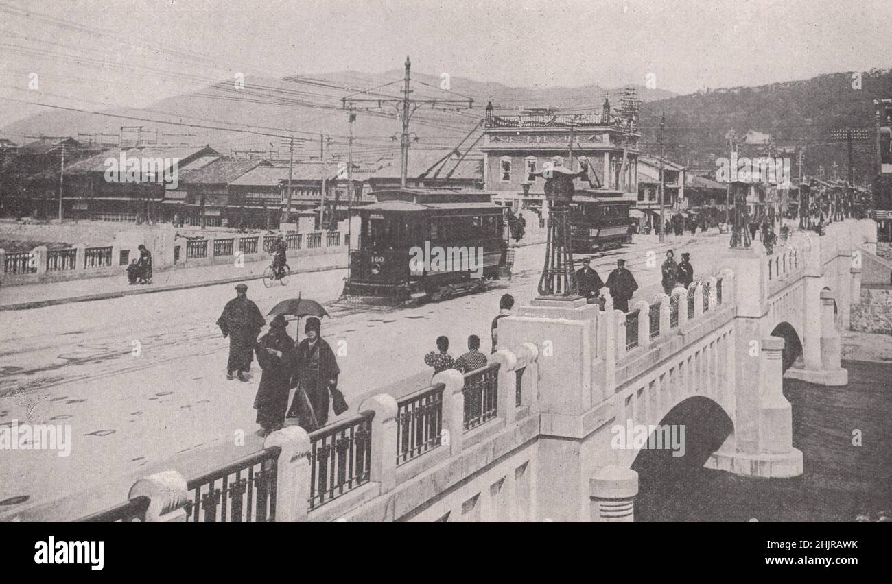 Elektrische Straßenbahnen, die die shijo-Brücke in der fein gebauten, gut geordneten Stadt Kyoto überqueren. Japan (1923) Stockfoto