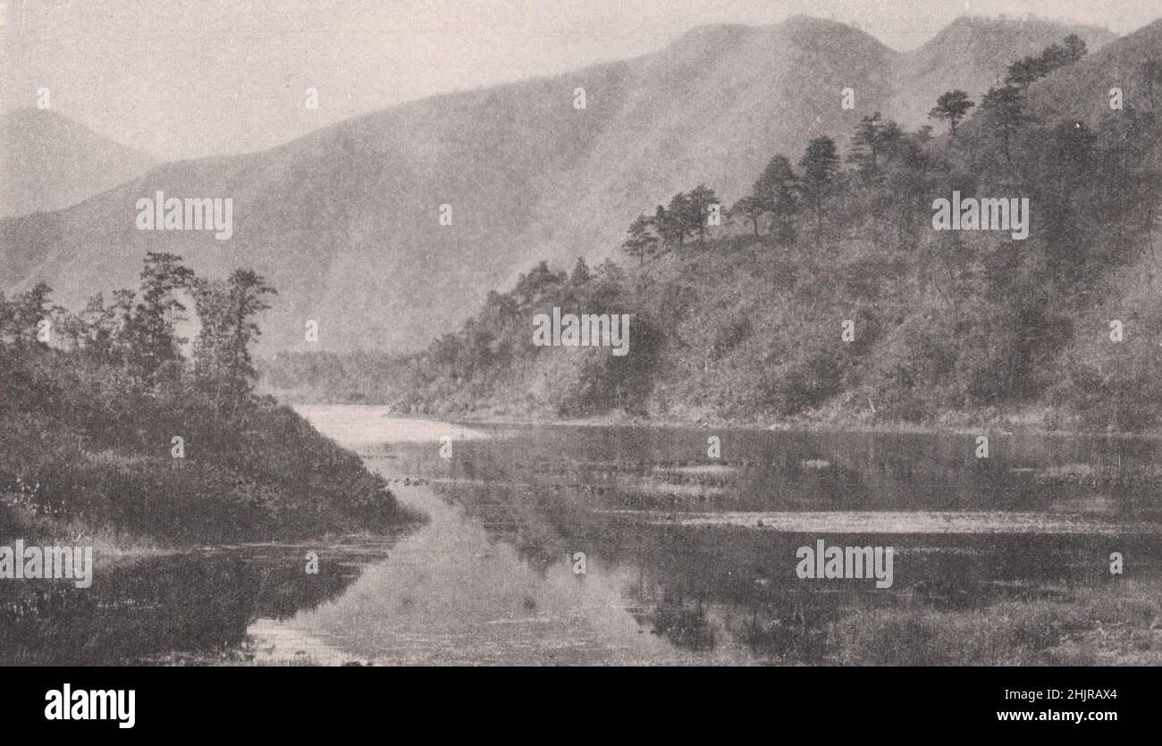 Am Ufer des Shoji, einem der herrlichen Seen, die Fujiyama umgeben. Japan (1923) Stockfoto