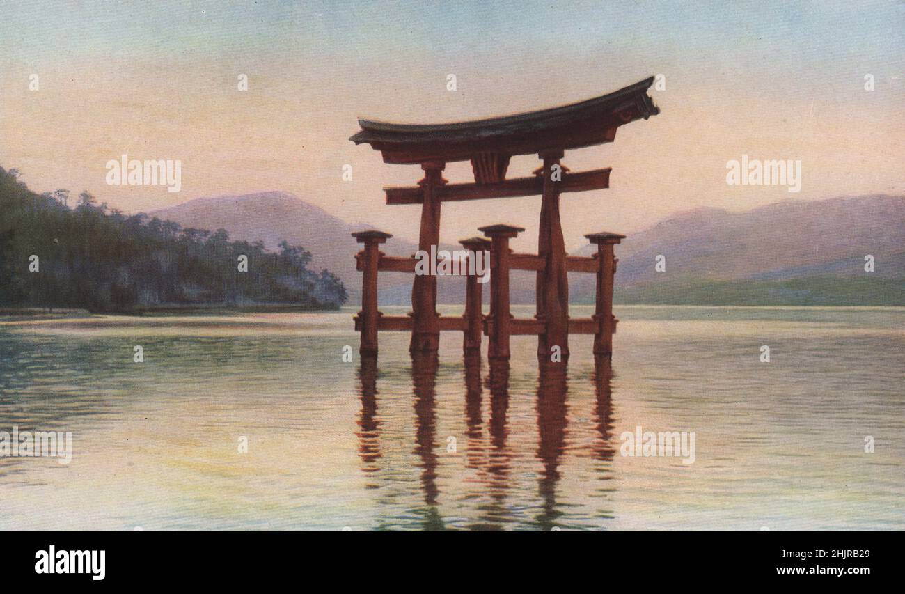 Das Flutflutlicht über den Tempel bei Miyajima, das torii, das heilige Tor des Shinto-Glaubens, wird eine karvenartige Silhouette hinterlassen. Japan (1923) Stockfoto