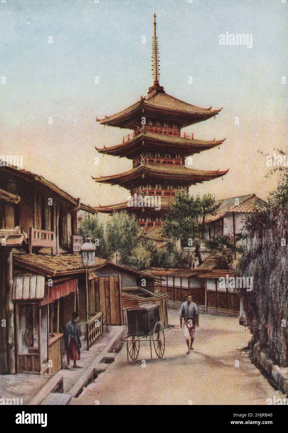 Die Yasaka-Pagode, die ihre geschwungenen Dachrinnen fünf Stockwerke hoch in der Tempelgalaxie um Kyoto hochragt, wurde 1618 erbaut. Japan (1923) Stockfoto