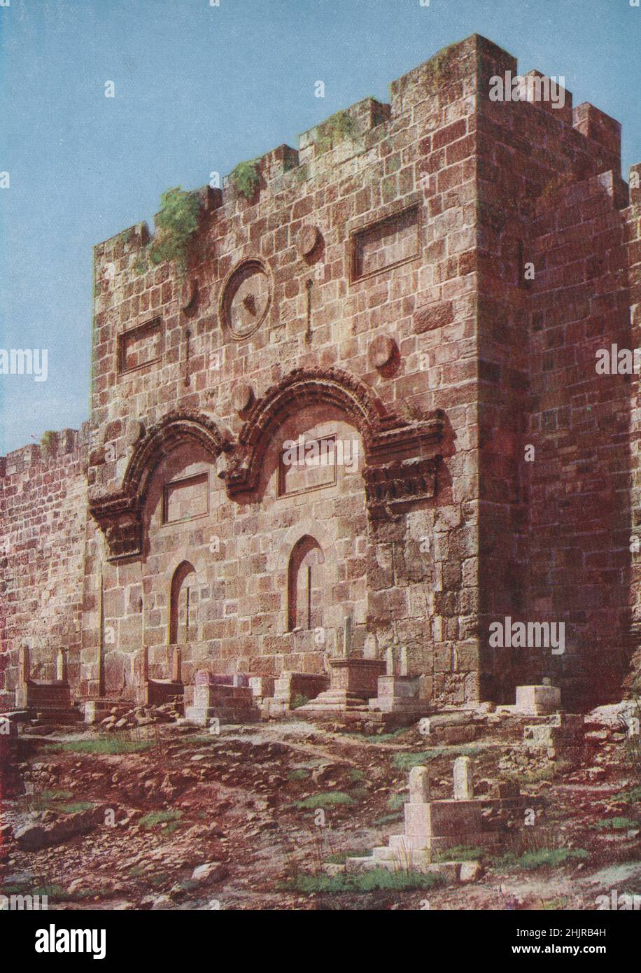 Jerusalem. Bab ed-Dahiriya, das sogenannte Goldene Tor in der von den Arabern verschlossenen Haram-Mauer, zeigt seine blinden Torbögen bis zum Sonnenaufgang. Israel (1923) Stockfoto
