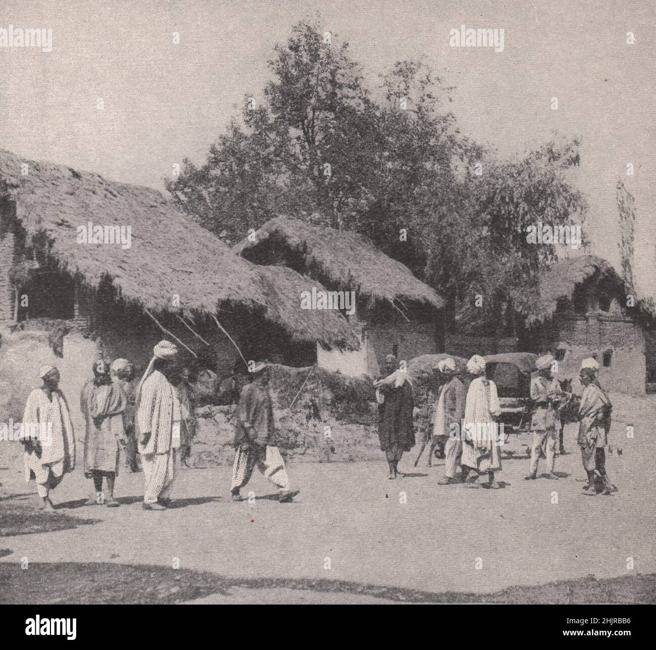Country-Folk in einer Straße des einst berühmten Islamabad. Pakistan (1923) Stockfoto