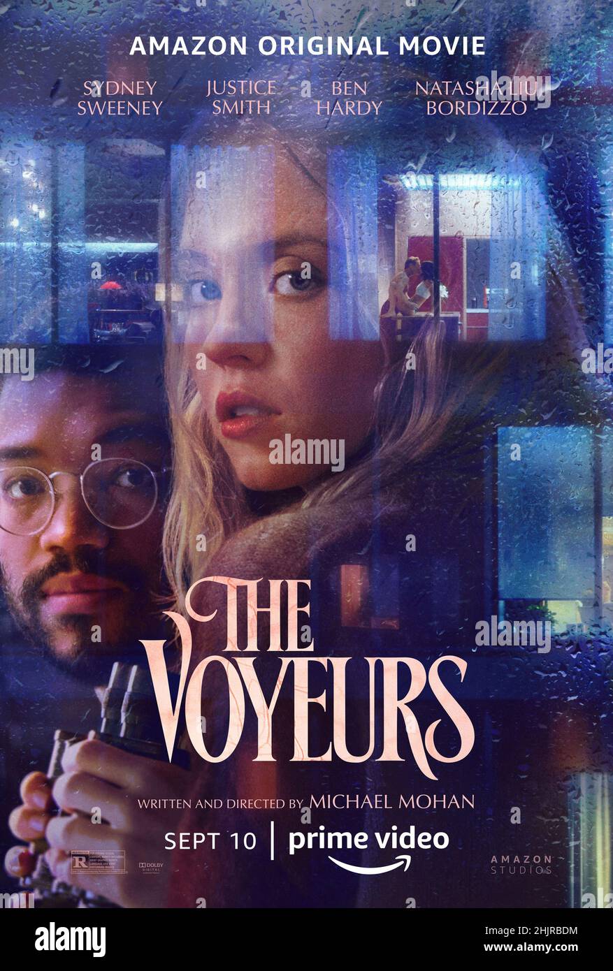 The Voyeurs (2021) unter der Regie von Michael Mohan mit Sydney Sweeney, Justice Smith und Ben Hardy. Pippa und Thomas ziehen in ihre Traumwohnung, sie bemerken, dass ihre Fenster direkt in die Wohnung gegenüber blicken, was eine Kette von Ereignissen in Gang setzen wird, die zu Katastrophen führen werden. Stockfoto