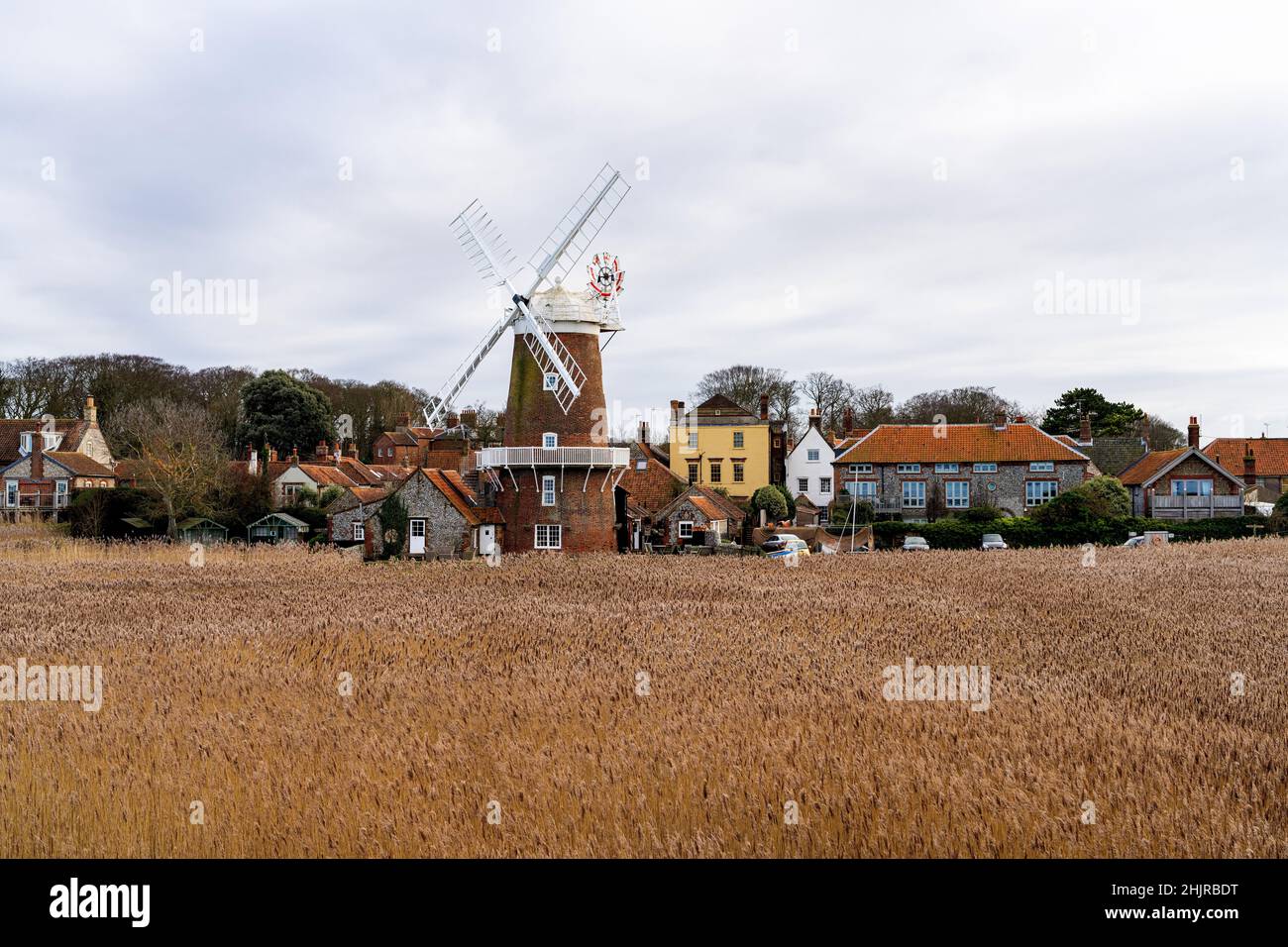 Die Windmühle und Sümpfe in Cley Next the Sea in North Norfolk, Großbritannien Stockfoto