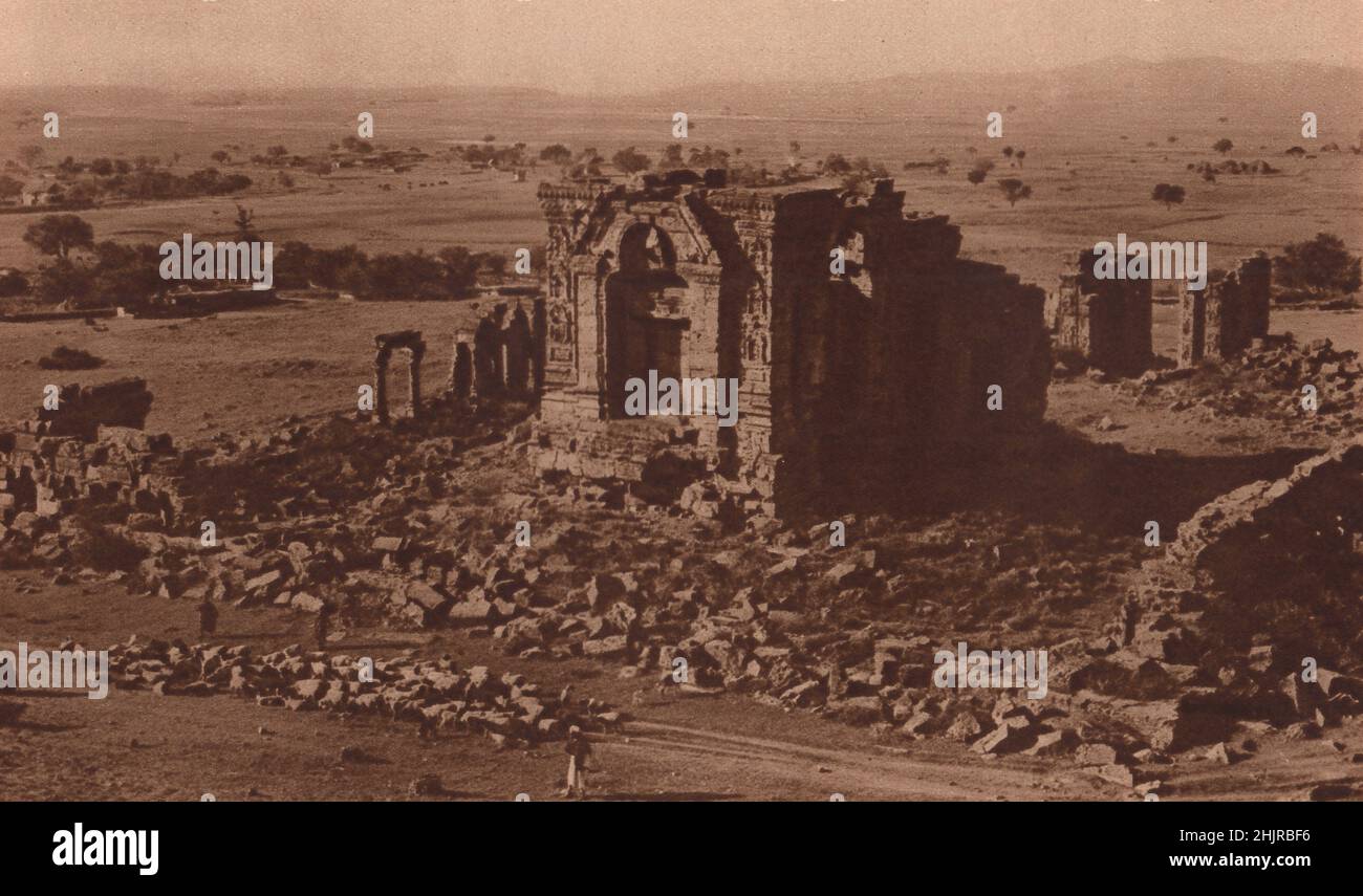 In der Nähe von Islamabad befinden sich die Ruinen von Martand, einschließlich Kaschmirs größtem Tempel und Beispiele der alten kashmirischen Architektur. Pakistan (1923) Stockfoto