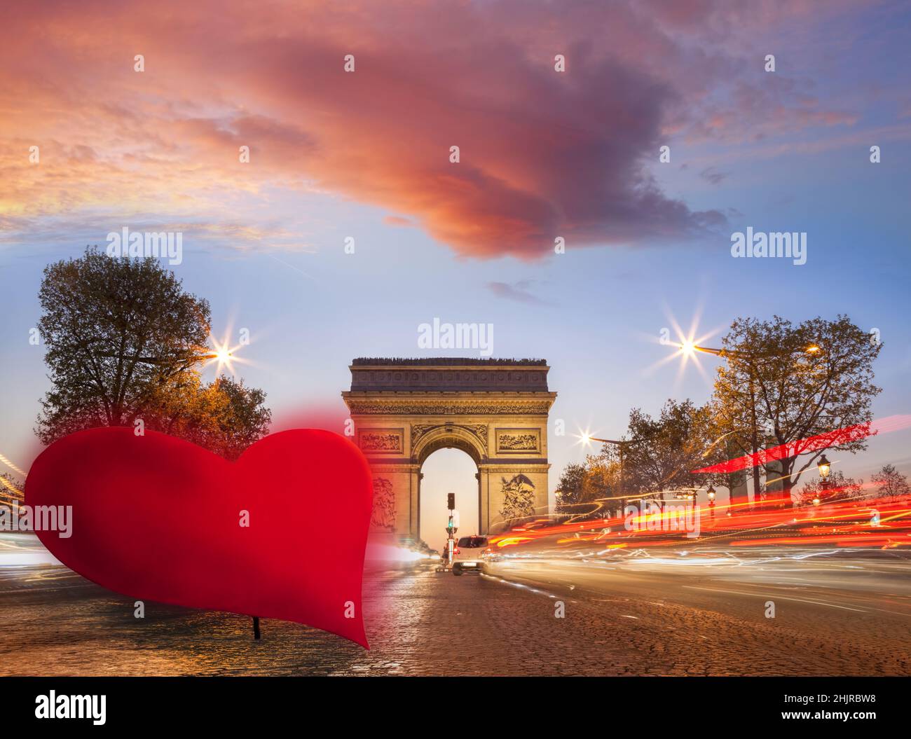 Triumphbogen gegen rotes Herz auf der Champs-Elysees Straße, Happy Valentine's Day, Paris in Love, Frankreich Stockfoto