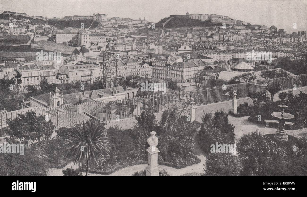 Blick von den botanischen Gärten auf die Burg von St. George und die Kasernen. Portugal. Lissabon (1923) Stockfoto