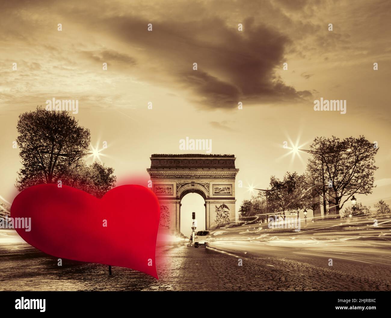 Triumphbogen gegen rotes Herz auf der Champs-Elysees Straße, Happy Valentine's Day, Paris in Love, Frankreich Stockfoto