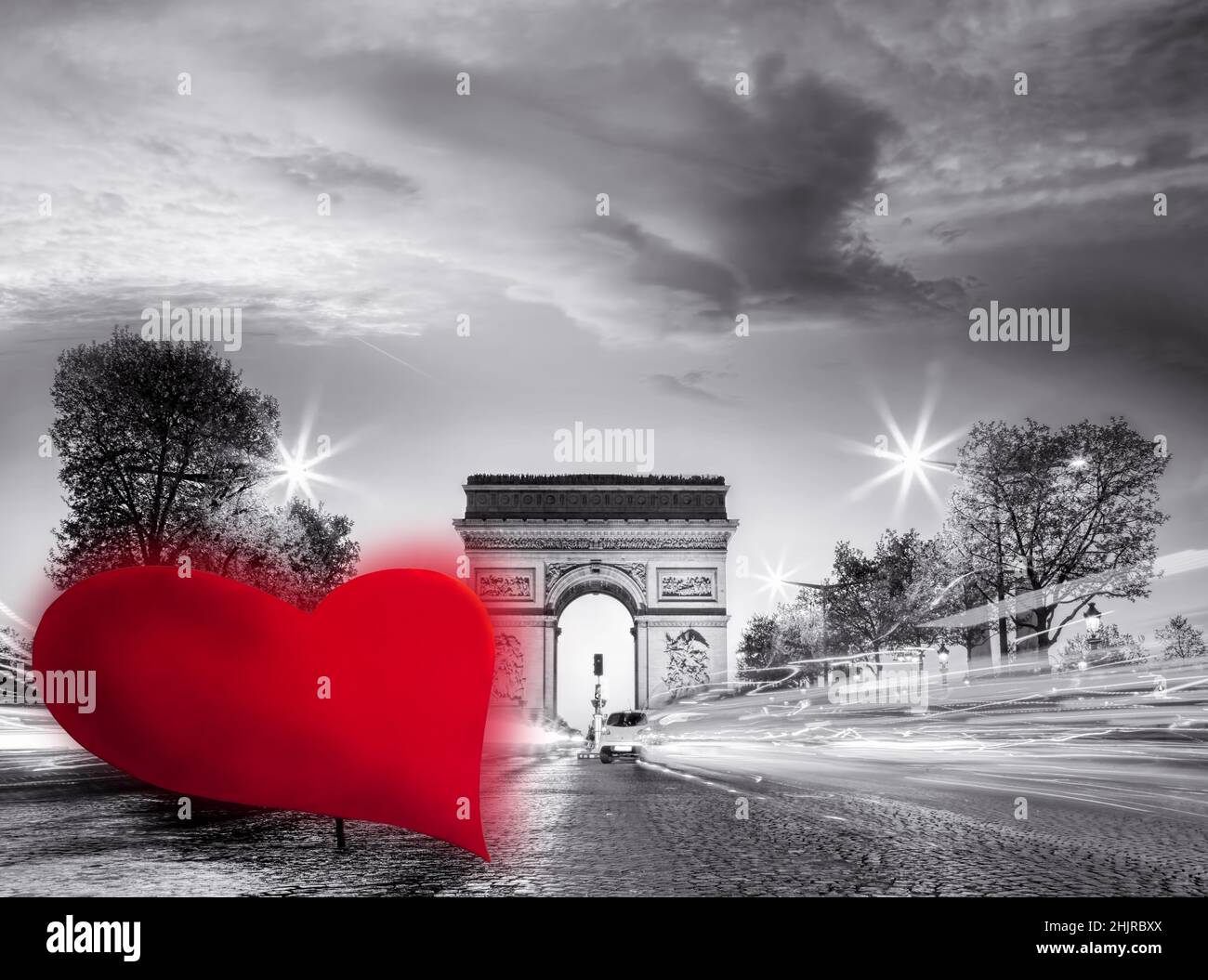 Triumphbogen gegen rotes Herz auf der Champs-Elysees Straße, Happy Valentine's Day, Paris in Love, Frankreich Stockfoto