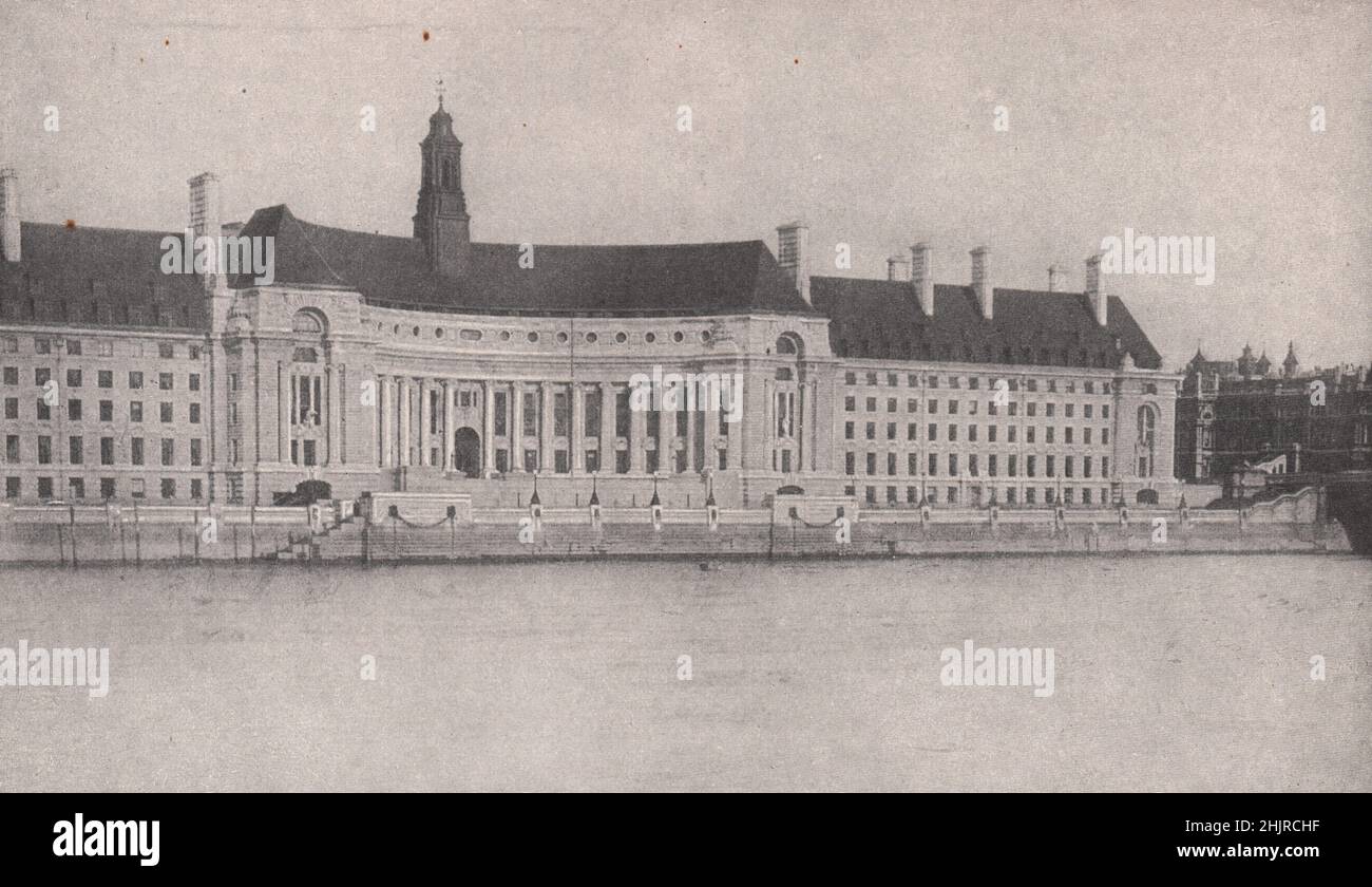 Riesiges Renaissancegebäude des Londoner Bezirksgebäudes am Ufer der Themse (1923) Stockfoto