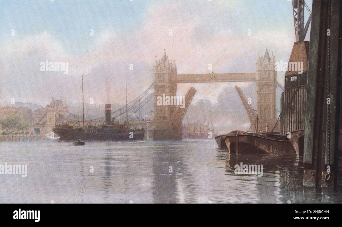 Die Turmbrücke hebt 200 Meter über die Straße, um den Versand vom Upper Pool zuzulassen. London (1923) Stockfoto