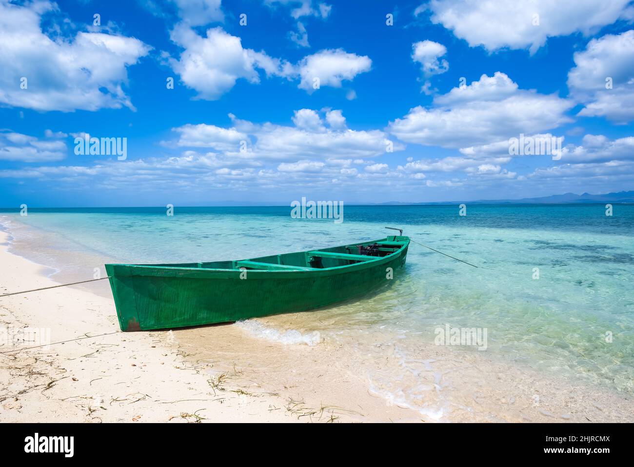 Boot in tropischer Schönheit in einsamen Strand. Bewohnte Insel südlich von Tunas de Zaza, Kuba Stockfoto