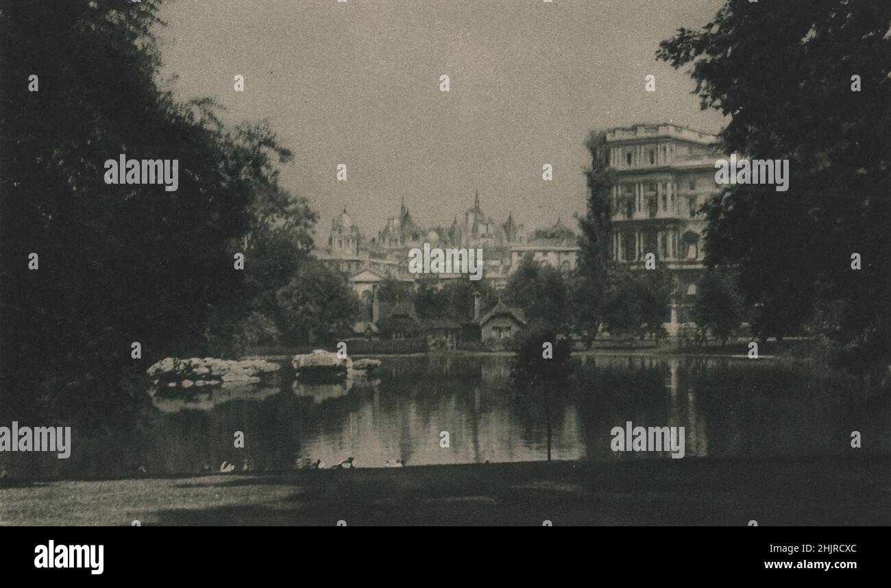 St. James's Park; das Auswärtige Amt auf der rechten Seite und hinter Whitehall. London (1923) Stockfoto
