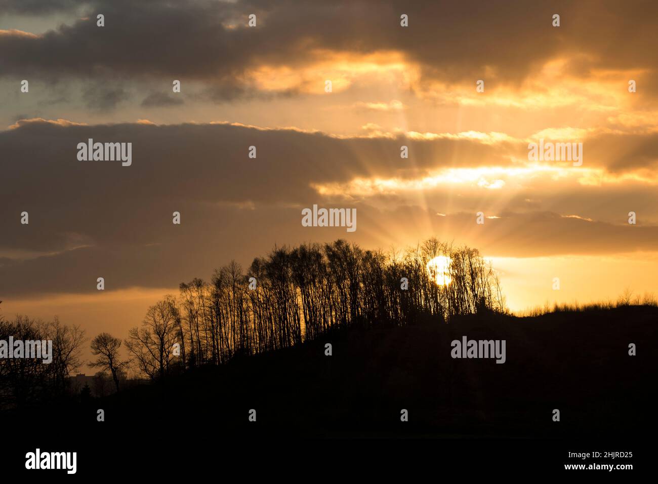 Landschaft mit dramatisch untergehenden Sonne, die einen Sonnenburst-Effekt erzeugt. Stockfoto
