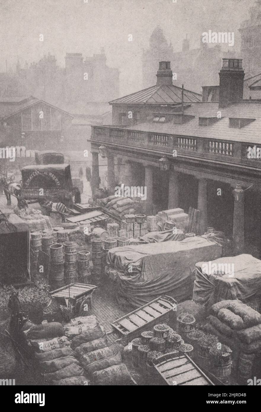 Überfüllte Ecke von Londons großem Obst- und Gemüsemarkt (1923) Stockfoto