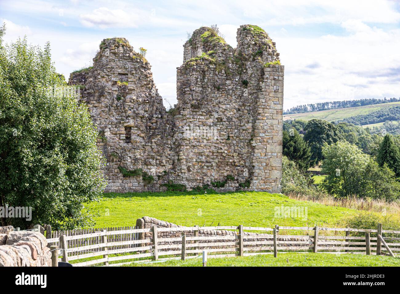 Die Ruinen von Thirlwall Castle aus dem 12th. Jahrhundert am Ufer des Flusses Tipalt in der Nähe von Greenhead, Northumberland, Großbritannien Stockfoto