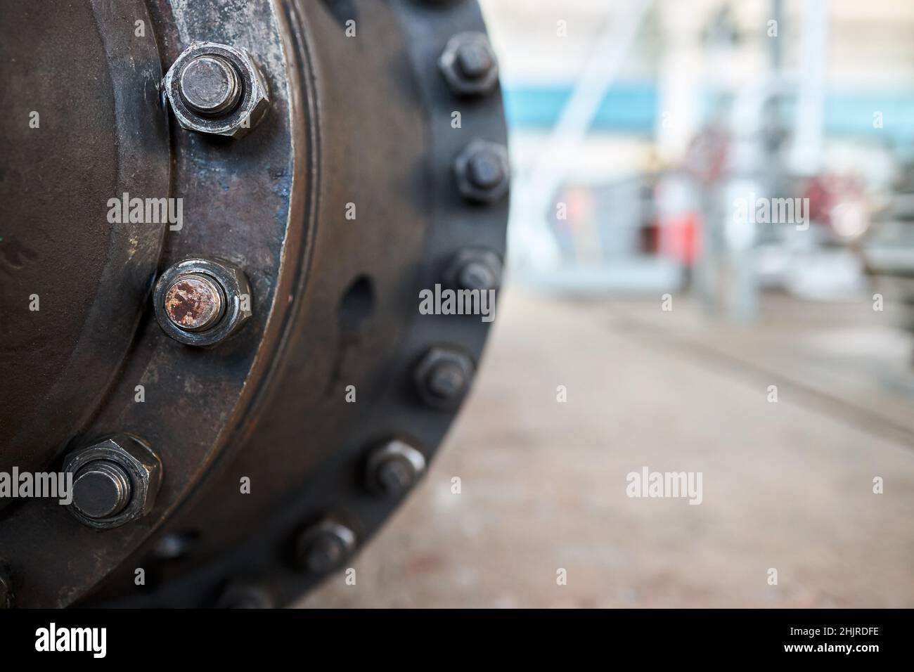 Industrie Flansche Verbindungsverbindung mit Schrauben und Schrauben Nahaufnahme des Kompressorgehäuses über out of Focus abstrakt Industrial Chemical plant background Stockfoto