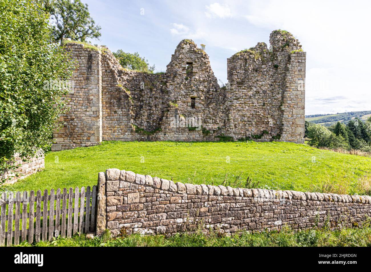 Die Ruinen von Thirlwall Castle aus dem 12th. Jahrhundert am Ufer des Flusses Tipalt in der Nähe von Greenhead, Northumberland, Großbritannien Stockfoto