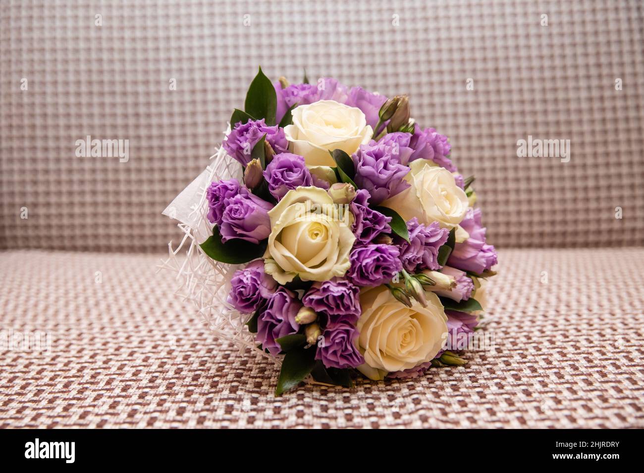 Schöner Brautstrauß mit verschiedenen Blumen Stockfoto
