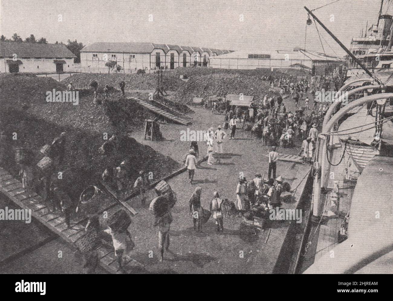 Coolies bei der Arbeit an der Coaling Station im Hafen von Macassar. Indonesien. Malaiischer Archipel (1923) Stockfoto