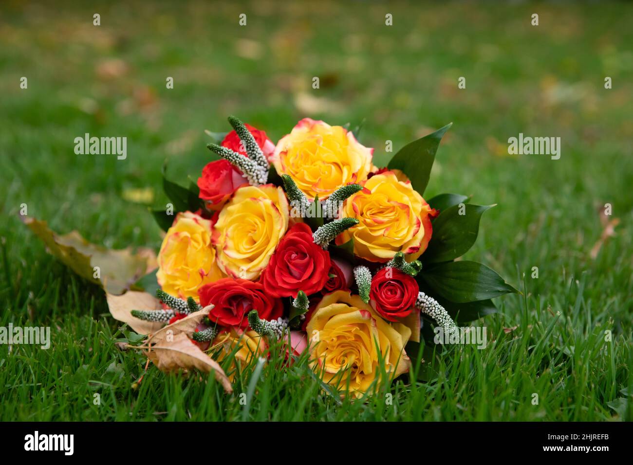 Schöner Brautstrauß mit verschiedenen Blumen Stockfoto