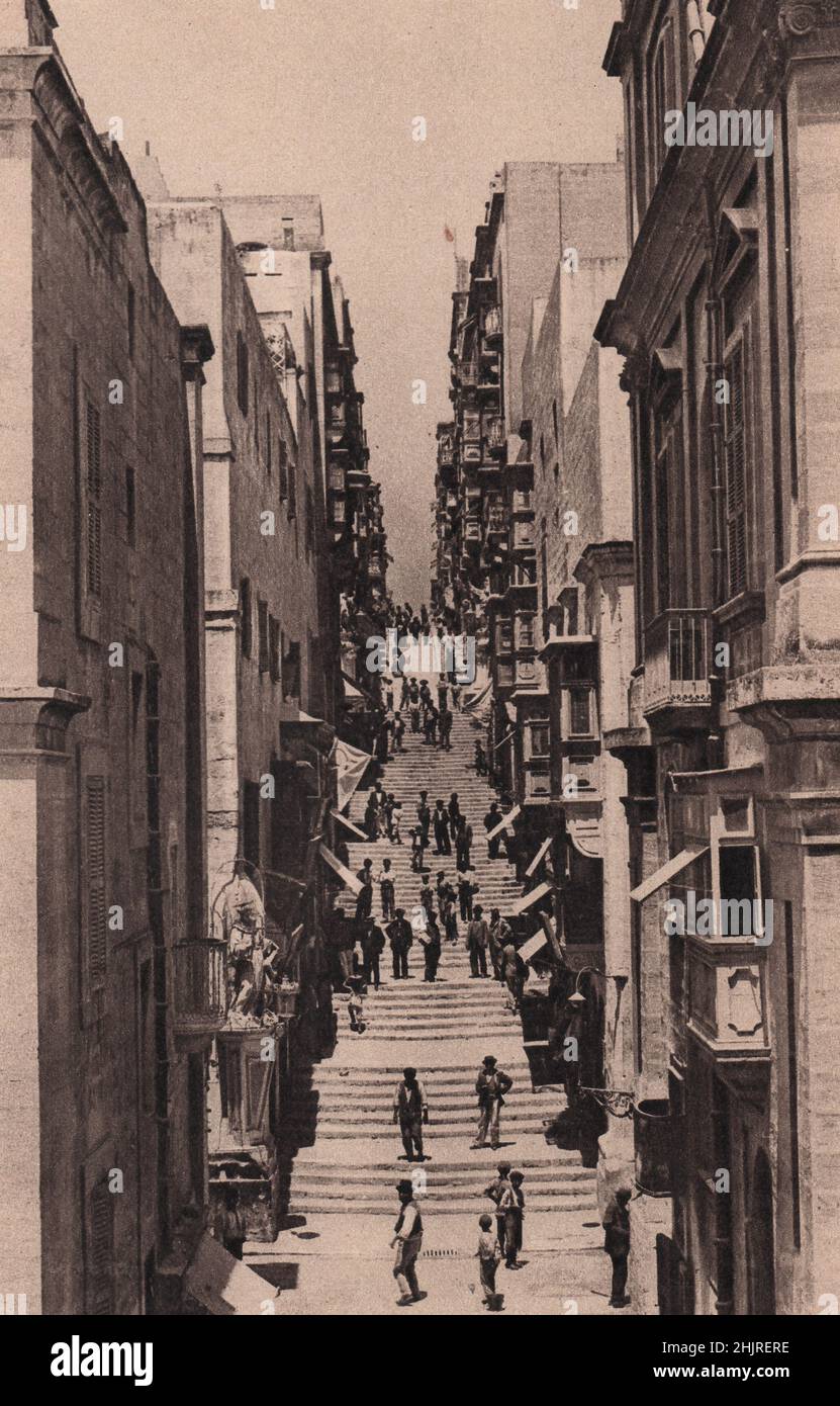 Die Strada Santa Lucia, die den steilen Grat, auf dem Valletta steht, erklimmen, ist eine Reihe von Stufen durch eine Cañon von Häusern. Malta (1923) Stockfoto