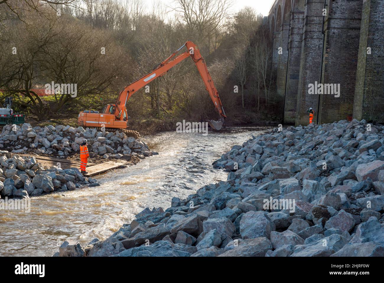 Rötliches Val Stockport UK der Fluss spülte den Damm weg, um die Fundamente freizulegen. Dringende Arbeiten im Werk Murphy von Network Rail UK Stockfoto