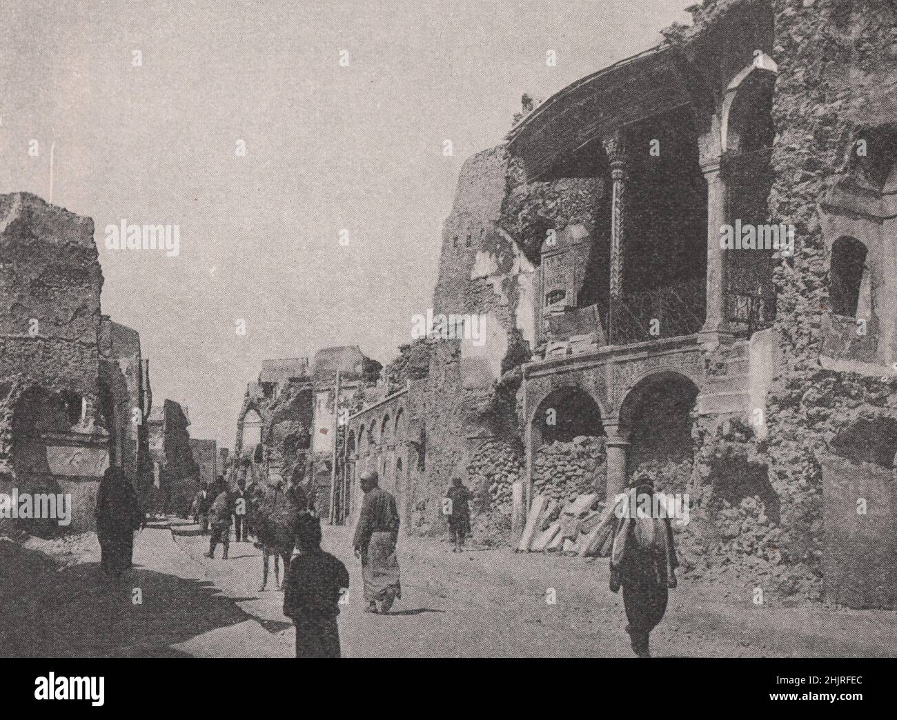 In Mosul wurden Häuser abgerissen, um die Straße zu erweitern. Irak. Mesopotamien (1923) Stockfoto