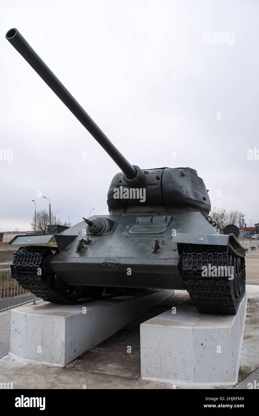 Scinawa, Polen - 14. Januar 2022. Liberation Memorial. Ein sowjetischer T-34 85-Panzer erinnert an den Sturz von Scinawa. Selektiver Fokus Stockfoto