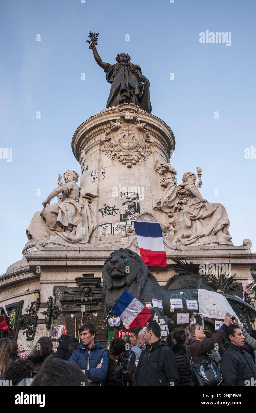 Frankreich. Paris. 2015-11-15 Ort der Republik: Pariserinnen und Pariser hominieren die Opfer der Terroranschläge vom 13. November 2015 im Gebiet der Republik Stockfoto