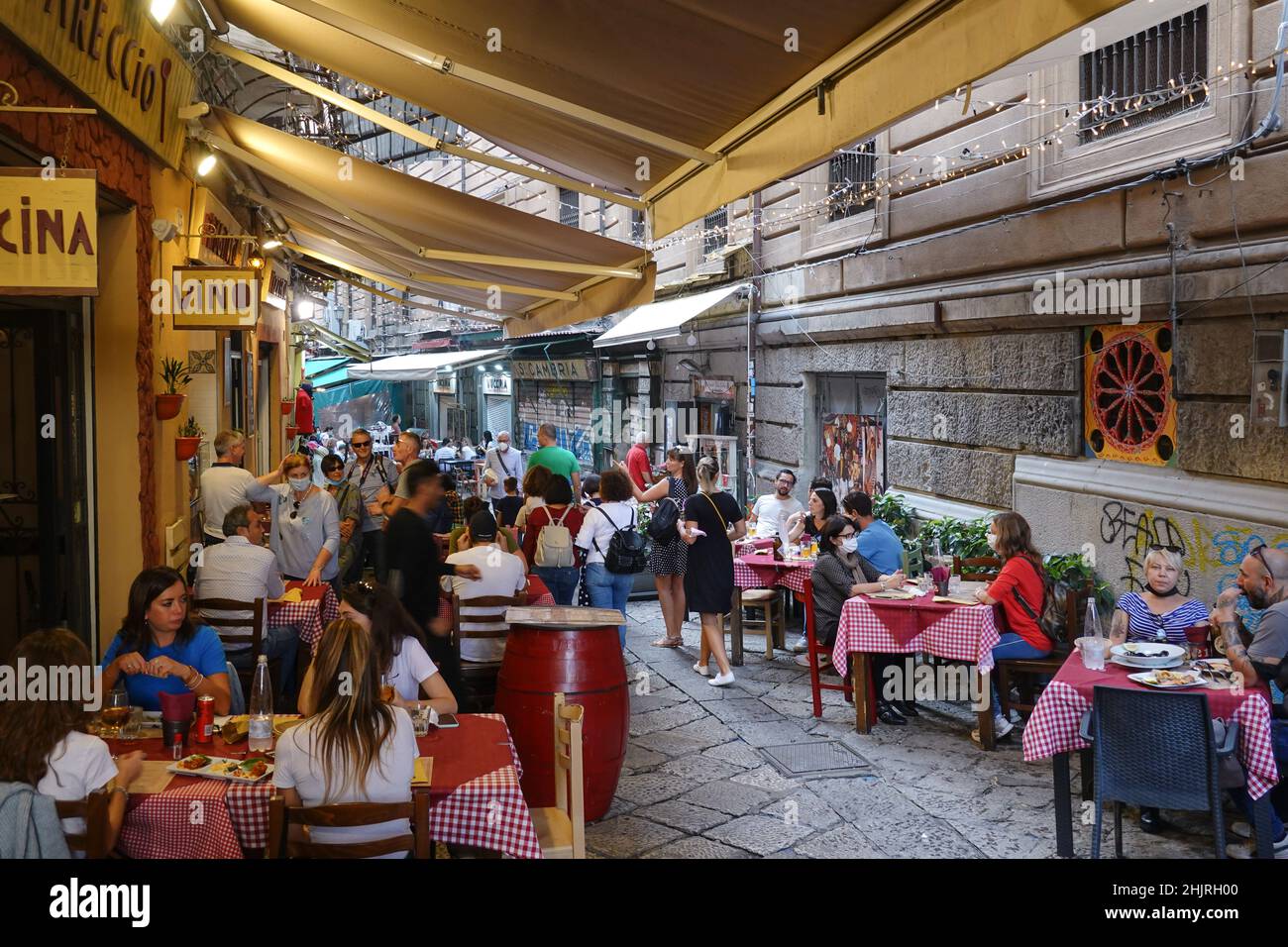 Palermo, Italien - Oktober 23 2021: Einheimische und Touristen essen in einem Restaurant auf dem historischen Markt von Vucciria in Palermo, der größten Stadt Sizils Stockfoto