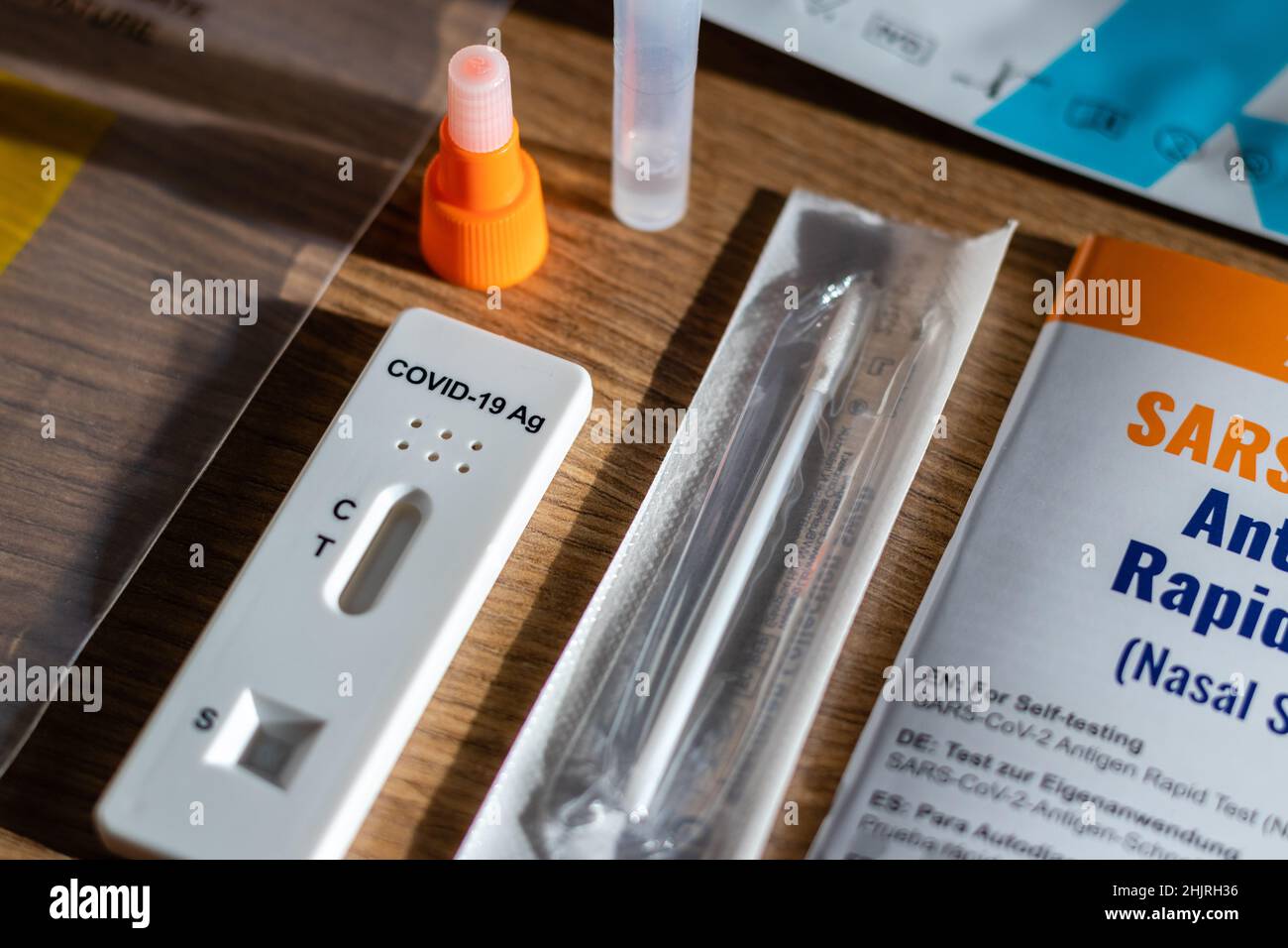 Covid-19 Schnelltest für den Heimgebrauch, vor dem ersten Gebrauch. Stockfoto