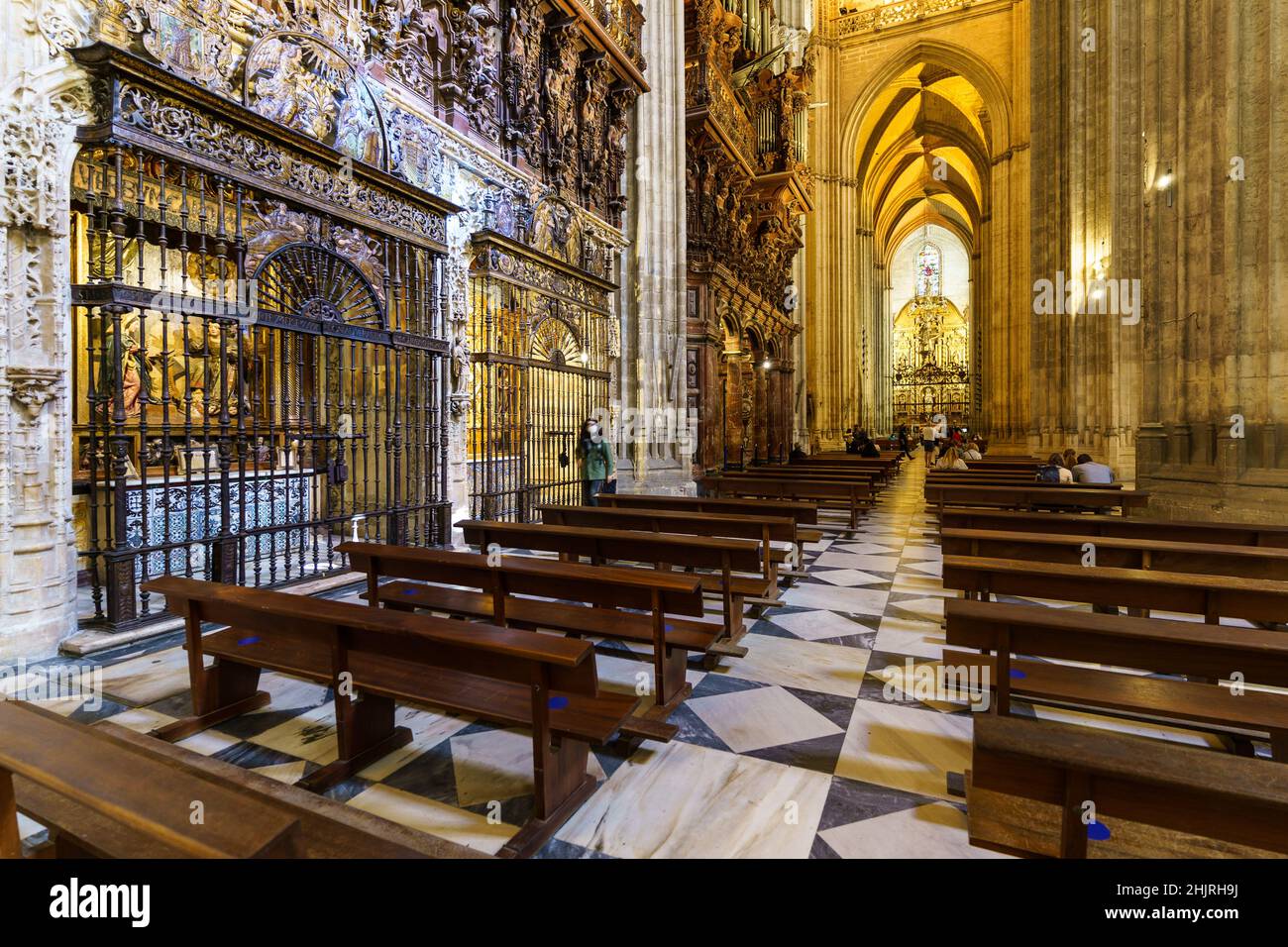 Sevilla, Spanien - November 09 2021: Innenansicht der beeindruckenden Kathedrale von Sevilla, auch bekannt als die Kathedrale der Heiligen Maria vom See, die zurück geht Stockfoto