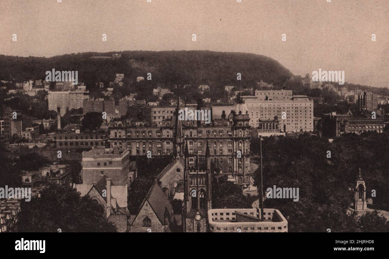 Von der Windsor Street Station aus kann man die Gebäude der großen McGill University sehen, die der rechten Schulter des Mount Royal folgt. Montreal (1923) Stockfoto