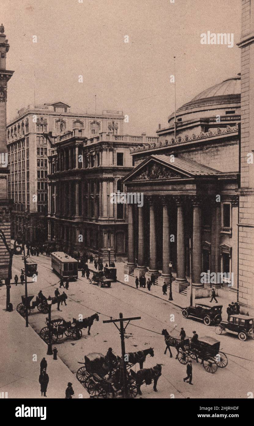 Am Place d'Armes steht die Bank of Montreal mit ihrem korinthischen Portikus und der Kuppel, 72 Fuß im Durchmesser. Quebec (1923) Stockfoto