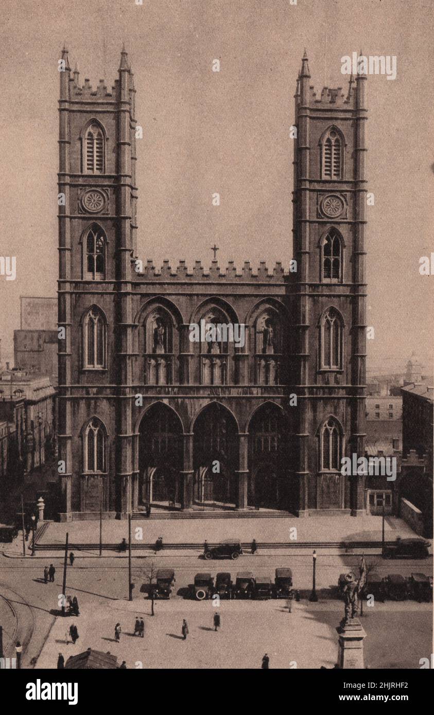 Auf der Ostseite des Place d'Armes steht die gotische Kirche Notre Dame mit zwei Türmen 227 Meter hoch. Quebec. Montreal (1923) Stockfoto