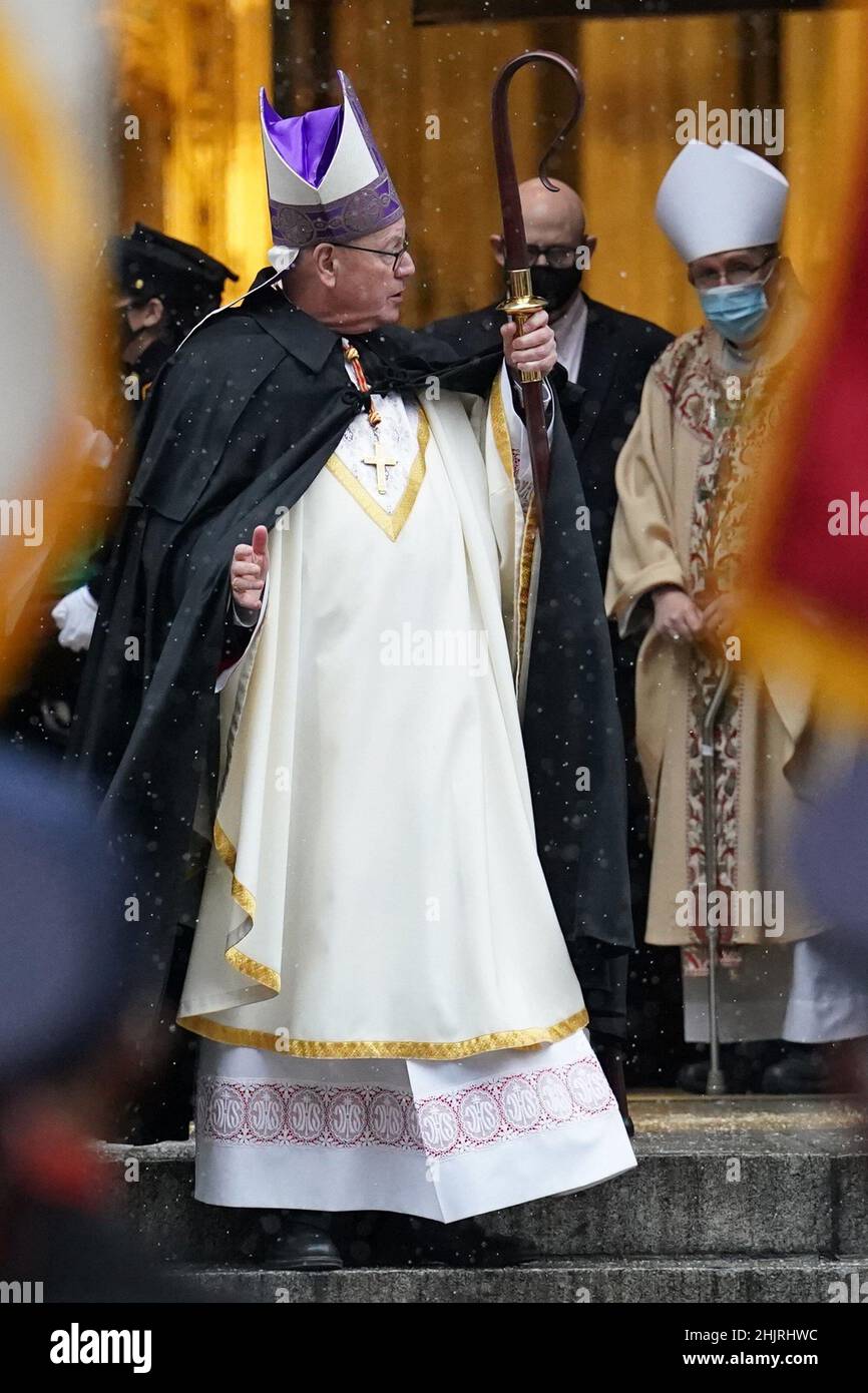 New York, NY, USA. 31st Januar 2022. Timothy Cardinal Dolan in Anwesenheit von Jason Rivera, einem Bestattungsunternehmen des NYPD, St. Patrick's Cathedral, New York, NY, 31. Januar 2022. Kredit: Kristin Callahan/Everett Collection/Alamy Live Nachrichten Stockfoto