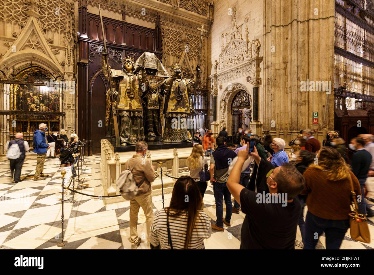 Sevilla, Spanien - November 09 2021: Touristen fotografieren das berühmte Grab von Christoph Kolumbus in der beeindruckenden Kathedrale von Sevilla, auch bekannt als die Stockfoto