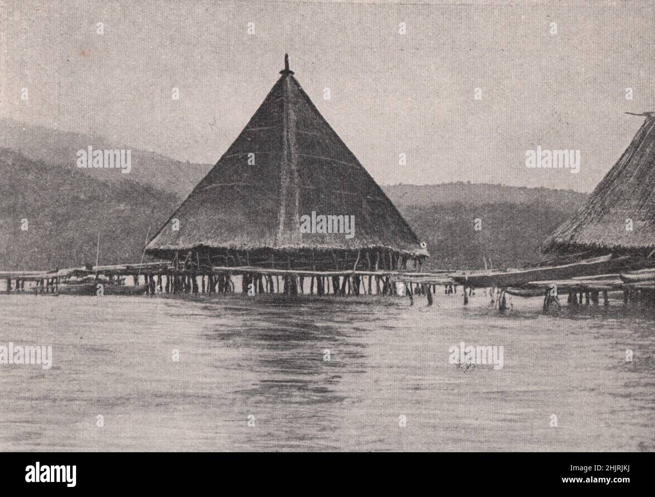 Herrenhaus und Kanus in einem Dorf an der Humboldt Bay. Indonesien. Neuguinea (1923) Stockfoto