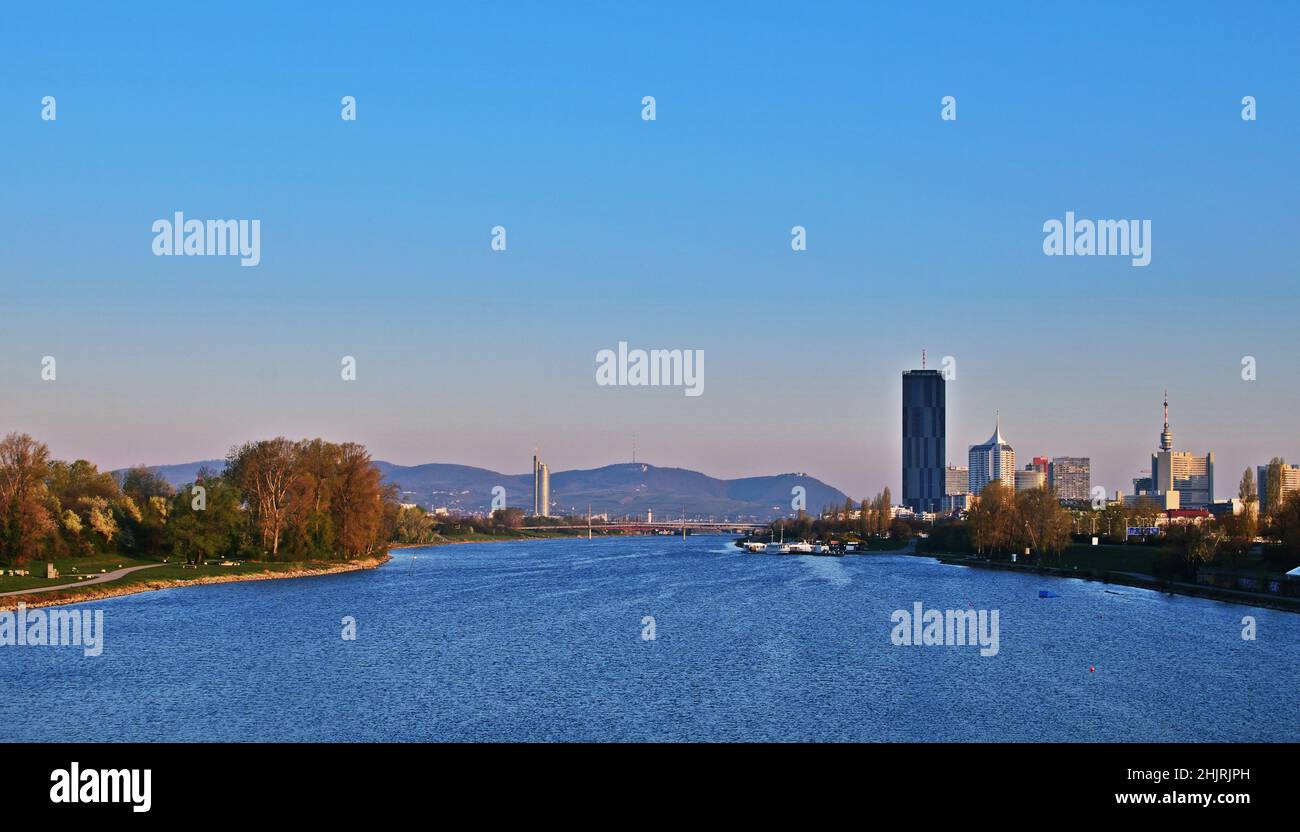 Wien und die Donau an einem Frühlingsmorgen Stockfoto