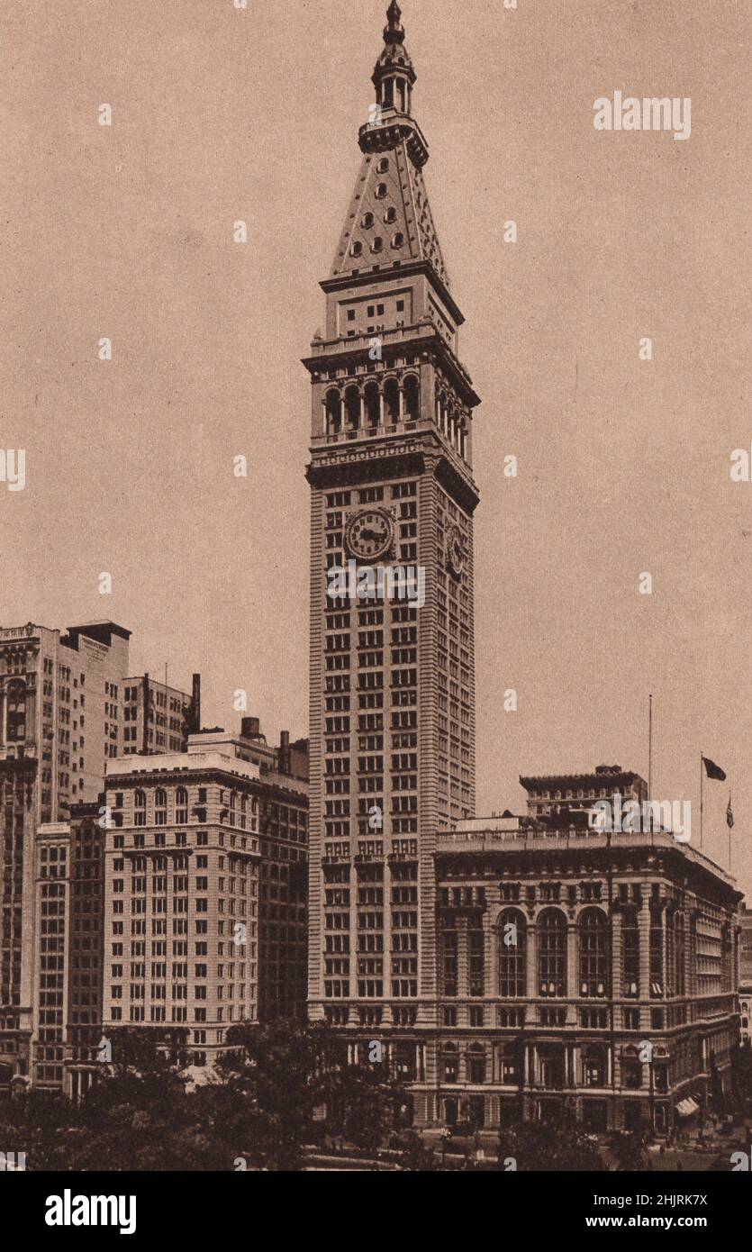 Dieser große, 40-stöckige Uhrenturm am Madison Square, 693 Meter hoch, stellt die riesigen Gebäude am Fuße des Madison Square in den Schatten. New York City (1923) Stockfoto