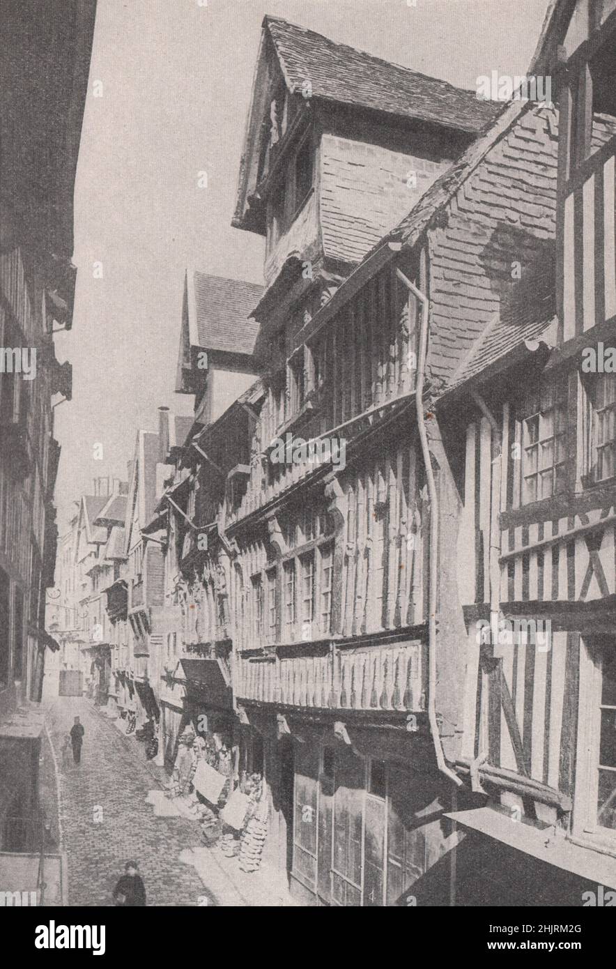 Geschnitzte und gegossene Schönheit des mittelalterlichen Lisieux. Calvados. Normandie (1923) Stockfoto