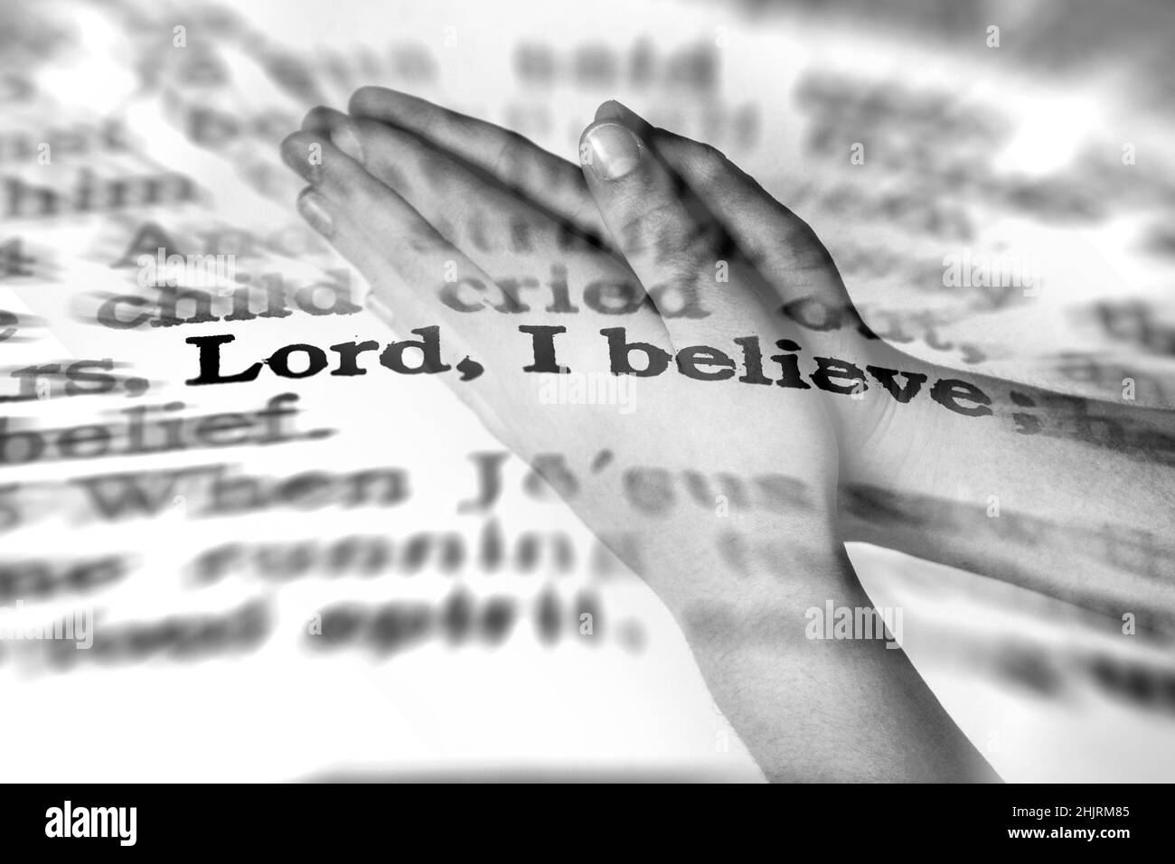 Hände beten mit Glauben Schrift im Hintergrund über Lord I believe Stockfoto