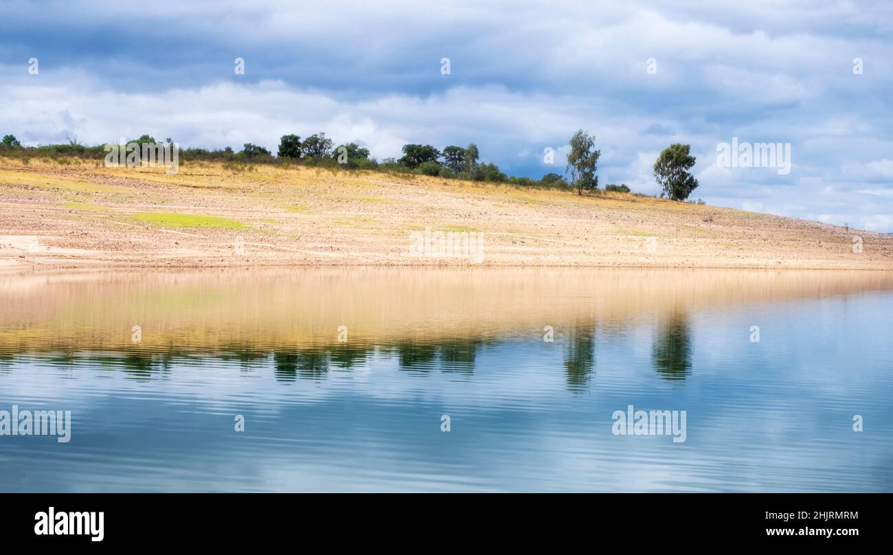 Der wolkige Himmel spiegelte sich im Wasser des Sees wider Stockfoto