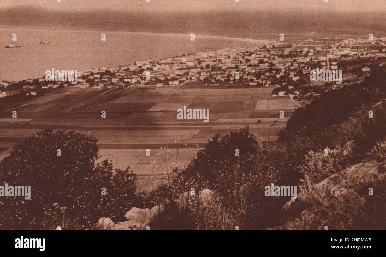 Unterhalb des Mount Carmel mit der glitzernden Stadt Haifa, die an der kurvigen Küste an der offenen Bucht von Akko liegt. Israel. Palästina (1923) Stockfoto