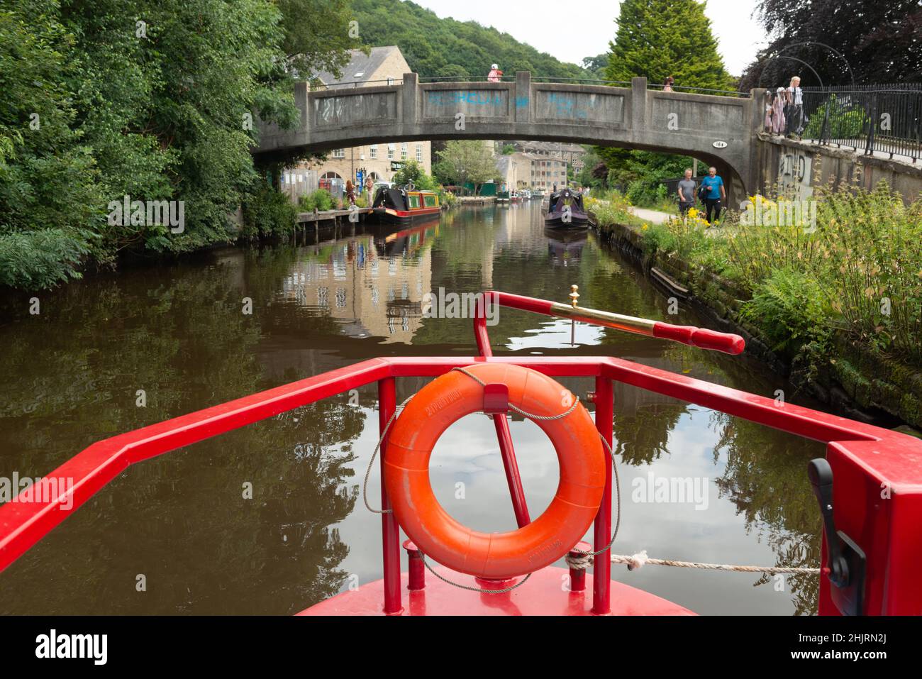 Blick auf den Rochdale-Kanal an der Hebden-Brücke vom Heck eines verankerten Kanalbootes Stockfoto