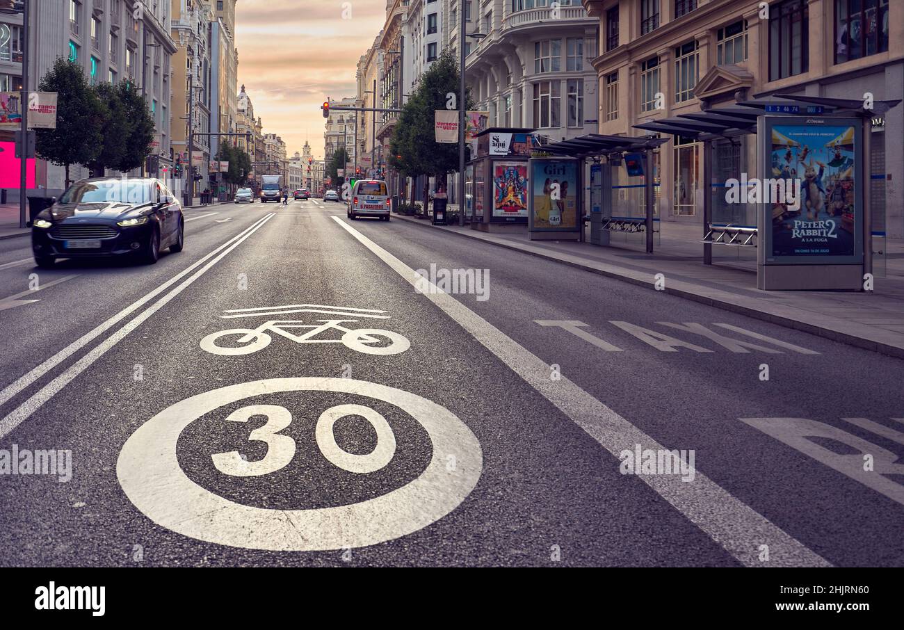 30 Geschwindigkeitsbegrenzung mit Fahrradschild an der Gran Via Straße. Madrid, Spanien. Stockfoto