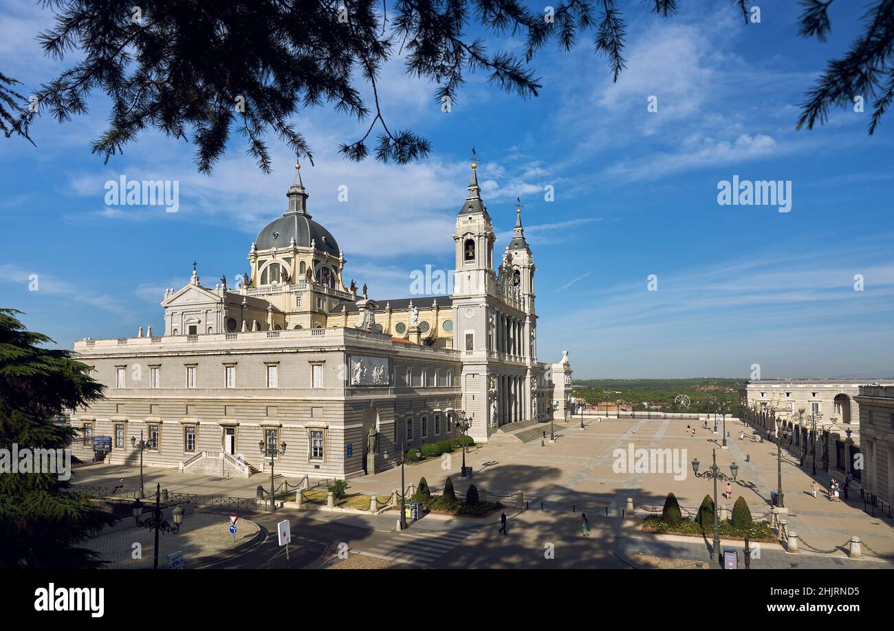 Die Kathedrale La Almudena befindet sich in der Habsburgerstadt Madrid. Spanien. Stockfoto
